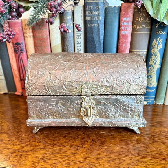 Vintage Brass Floral Repousse Domed Footed Treasure Chest Box lock & Key - Picture 3 of 17